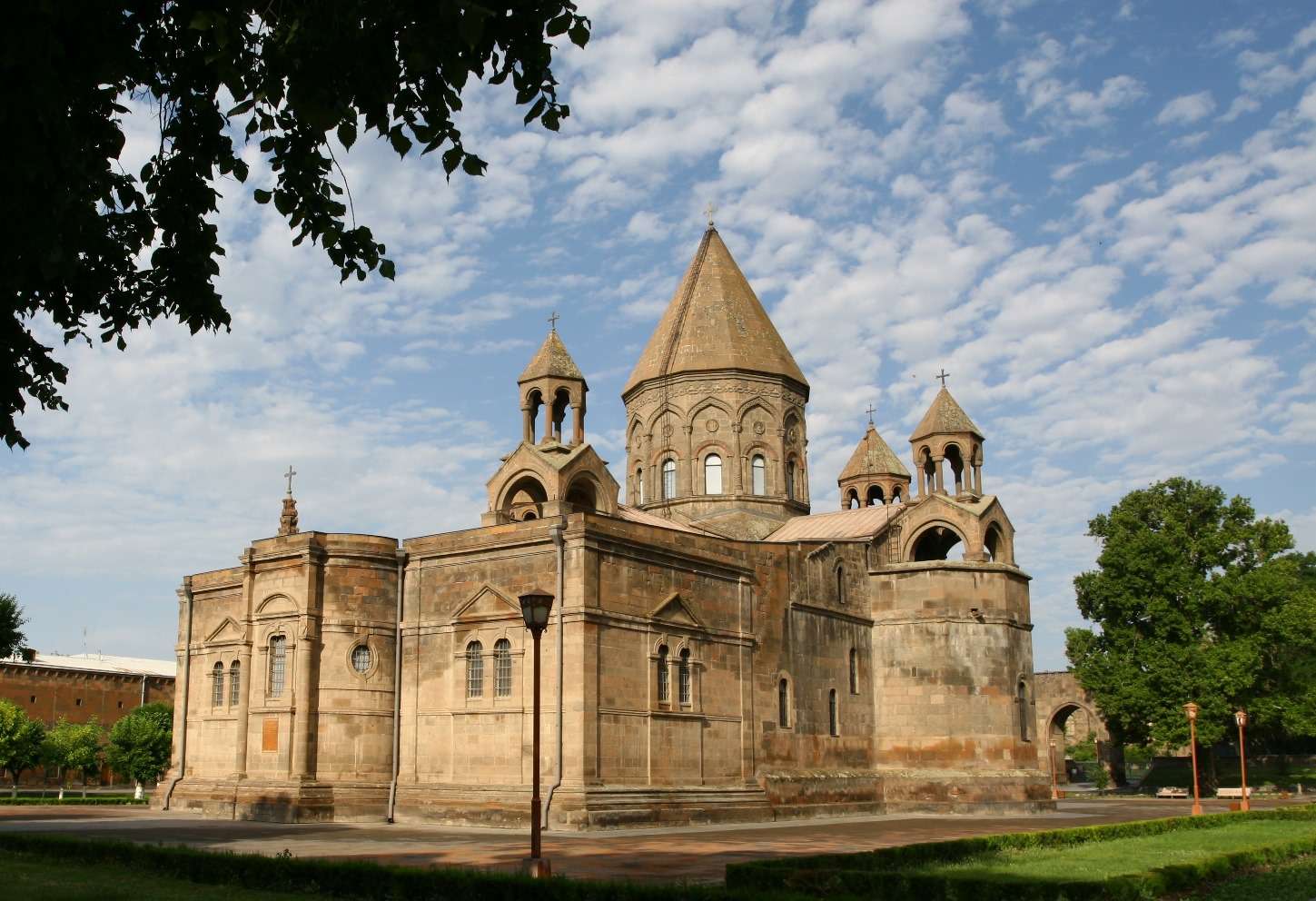 Ո՞ւմ կհրավիրեն Մյուռոնօրհնությանն ու Մայր տաճարի վերաօծմանը․ «Հրապարակ»