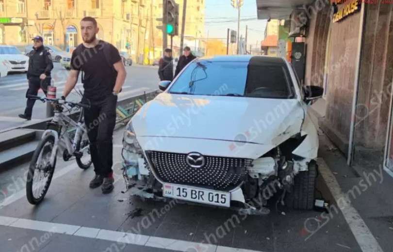 Երևանում բախվել են «Toyota»-ն ու «Mazda»-ն. վերջինը հայտնվել է մայթին