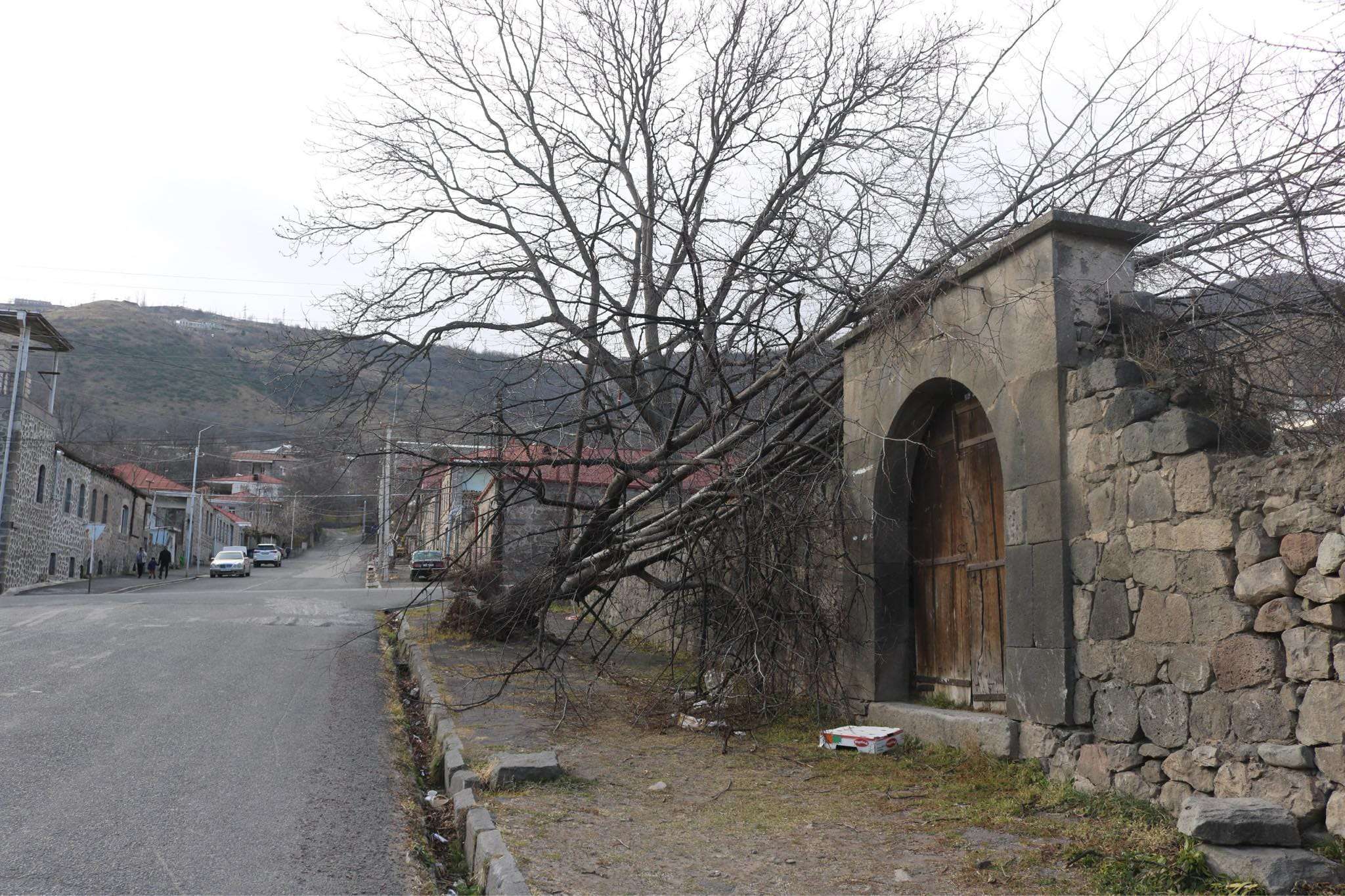 Գորիսում ուժեղ քամին ավերածություններ է առաջացրել (ԼՈՒՍԱՆԿԱՐՆԵՐ)