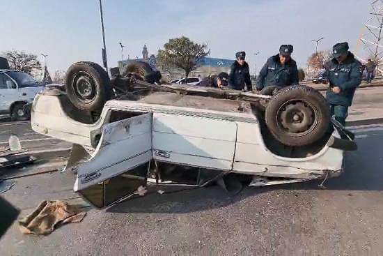 Երևանի Մոնթե Մելքոնյան պողոտայում ավտոմեքենան շրջվել է․ կան արգելափակված քաղաքացիներ