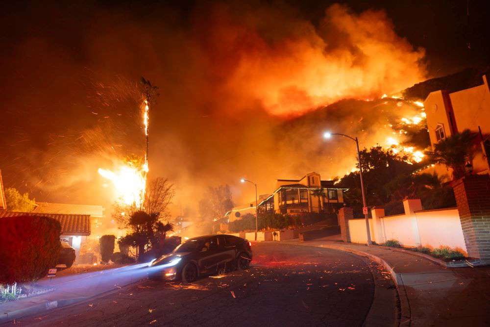 Los Angeles fires, burning week with a photo series