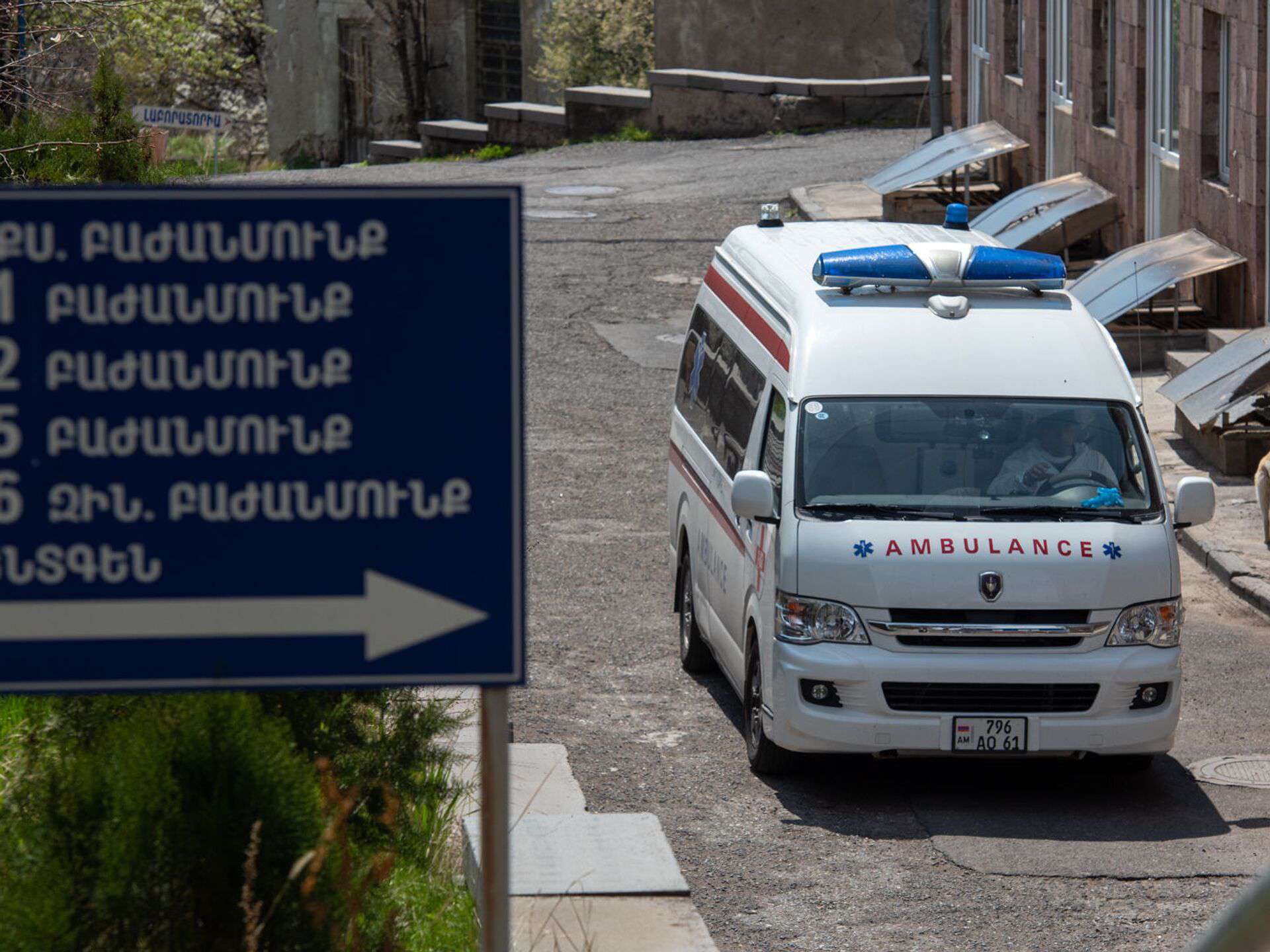 Շտապօգնության խմբի առջև փակել են սենյակներից մեկի դուռը, դանակով սպառնացել