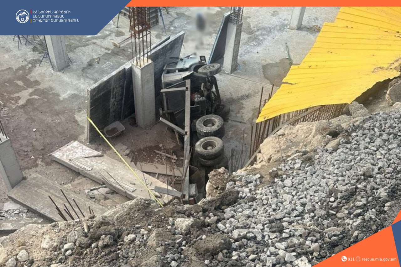 «KamAZ»-ն ընկել է շինարարական փոսը