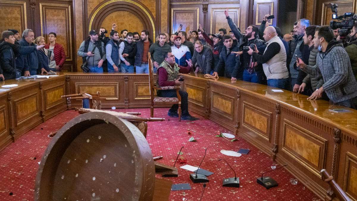 Կալանավորվել են Արարատ Միրզոյանի նկատմամբ բռնություն գործադրած և վարչապետի կեցավայրից հափշտակություն կատարած անձինք (ՏԵՍԱՆՅՈՒԹ)