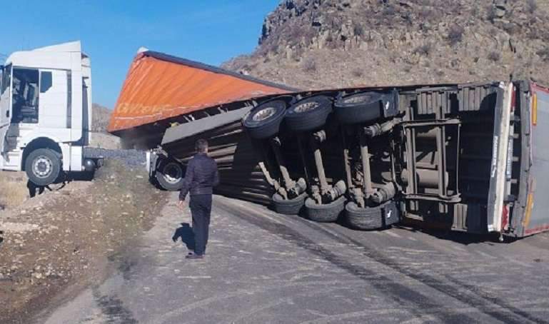 Արմավիր-Գյումրի ավտոճանապարհին «MAN» մակնիշի բեռնատարը կողաշրջվել է