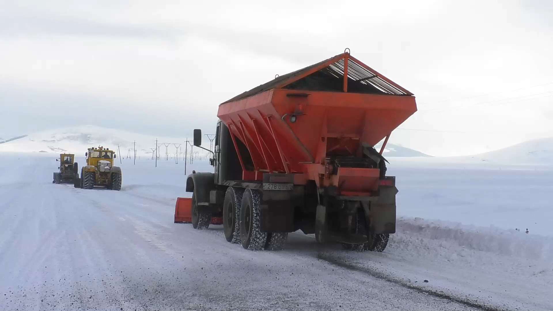 Պարբերաբար լրացվում են ավտոճանապարհներին աղ-ավազի կուտակված պաշարները (ՏԵՍԱՆՅՈՒԹ)