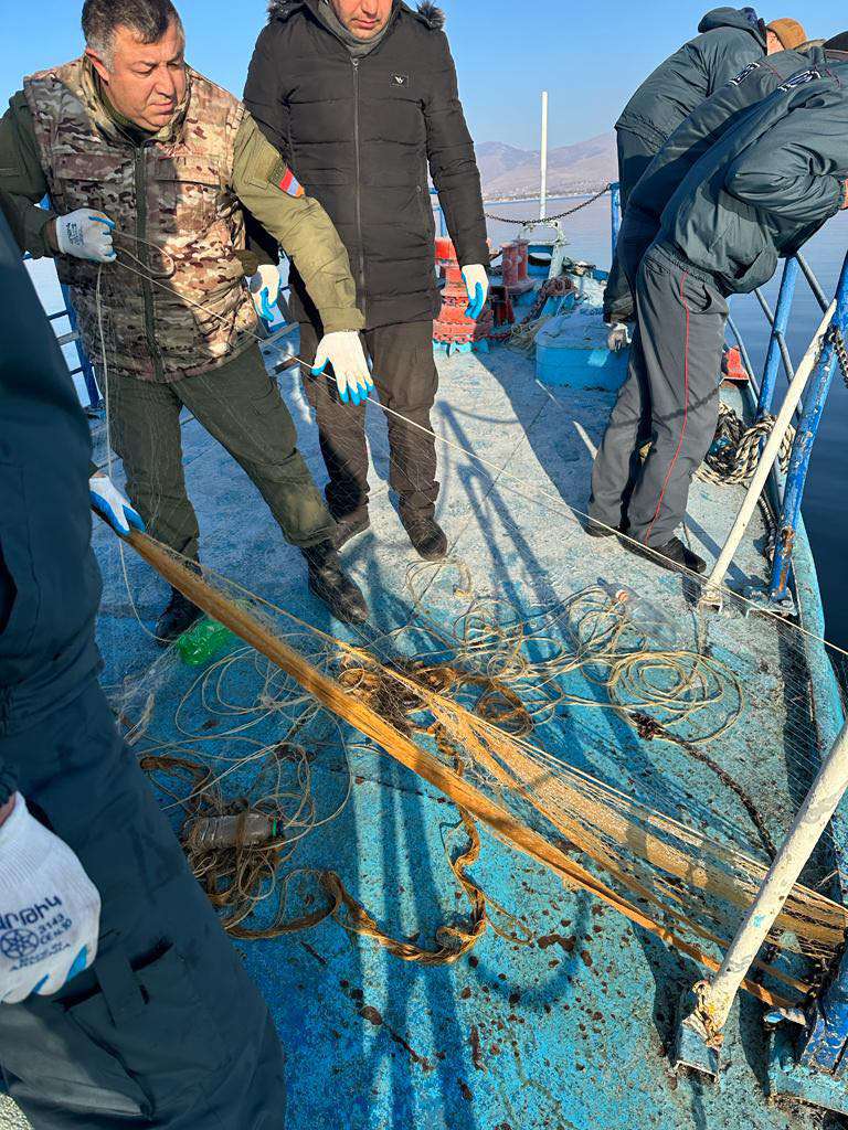 Սևանա լճից դուրս է բերվել 95 ապօրինի խեցգետնաորսիչ և 41 ձկնորսական ցանց. ՇՄՆ