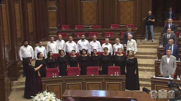 ԱԺ նստաշրջանը մեկնարկեց օրհներգի վերափոխված տարբերակի կենդանի հնչողությամբ (ՏԵՍԱՆՅՈՒԹ)