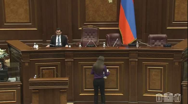 Աննա Մկրտչյանը Հայաստանի ու ԼՂ-ի քարտեզն է փակցրել ԱԺ-ում