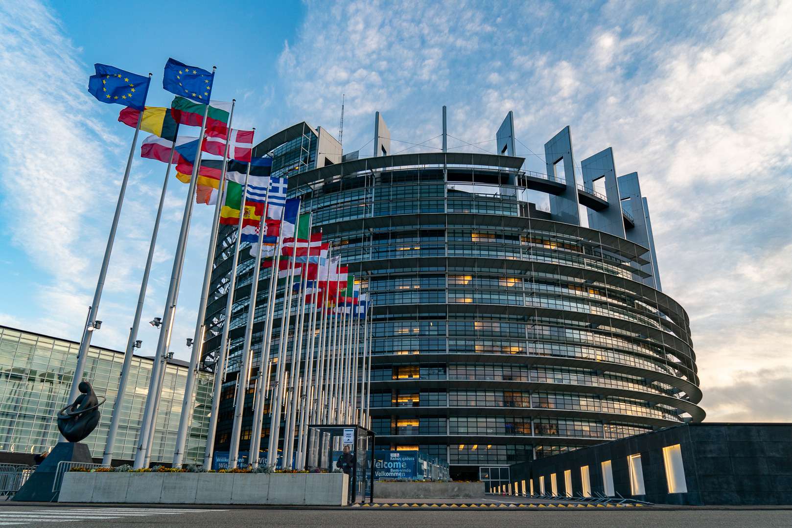 The EU will provide a 500 million euro aid package to Ukraine