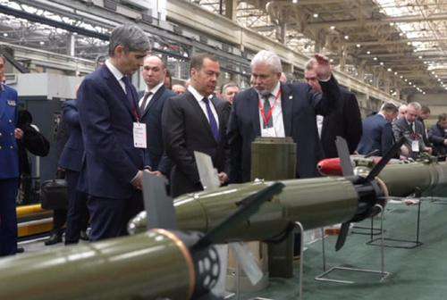 Россия увеличивает количество разведывательных и ударных дронов в Украине. Медведев
