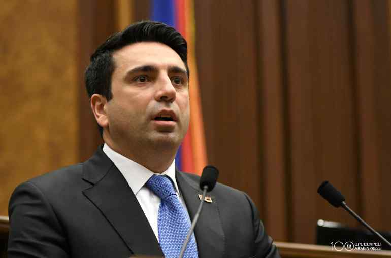 Ալեն Սիմոնյանն օրենքներ է ստորագրել