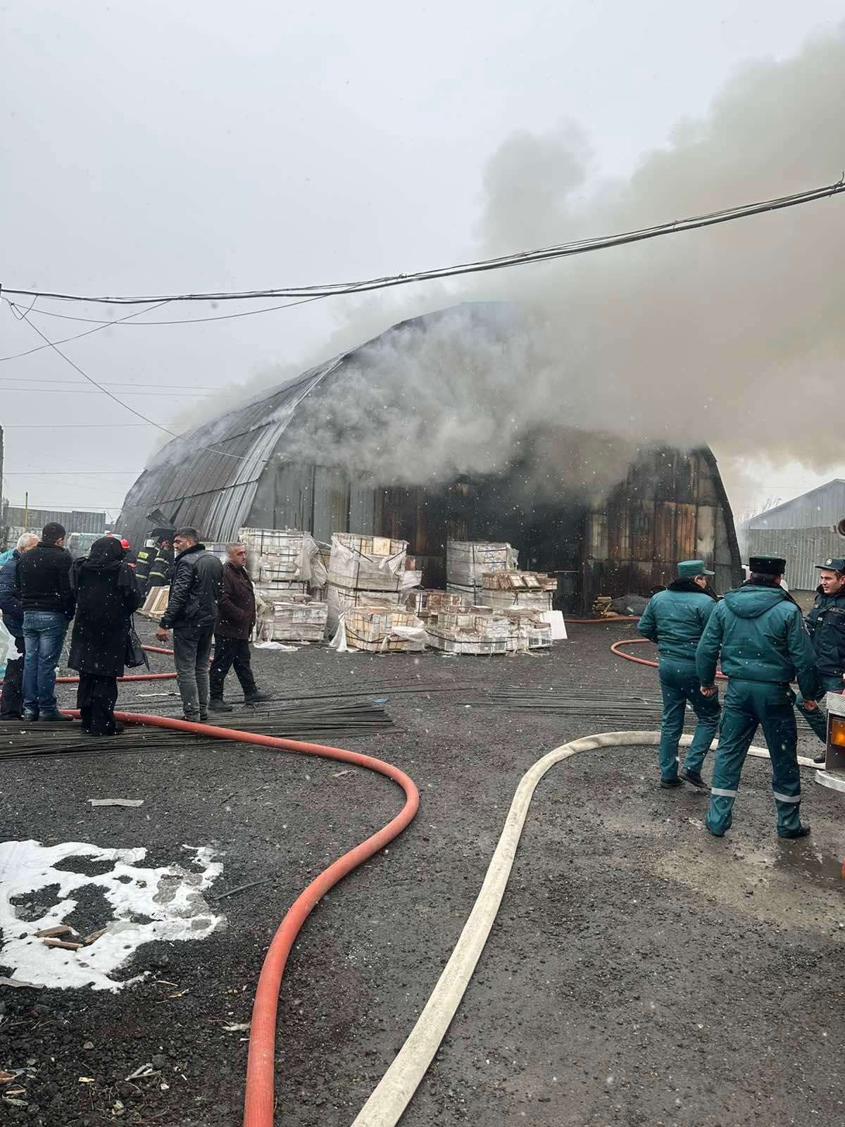 Հրդեհ Արցախի պողոտայի ավտոպահեստամասերի շուկայի պահեստում․ դեպքի վայր է մեկնել 4 մարտական հաշվարկ