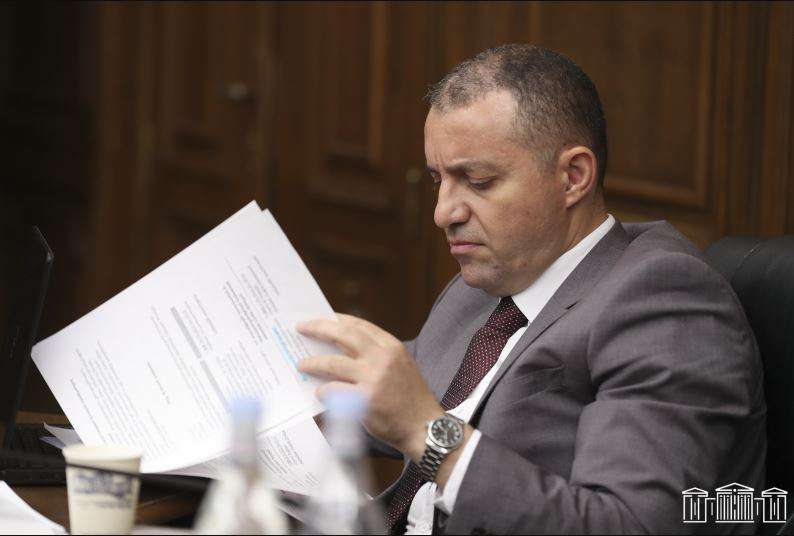 «Չգիտեմ, ես այստեղ եմ եղել». Վահան Քերոբյանը՝ նախարարությունում ԱԱԾ ստուգումների մասին