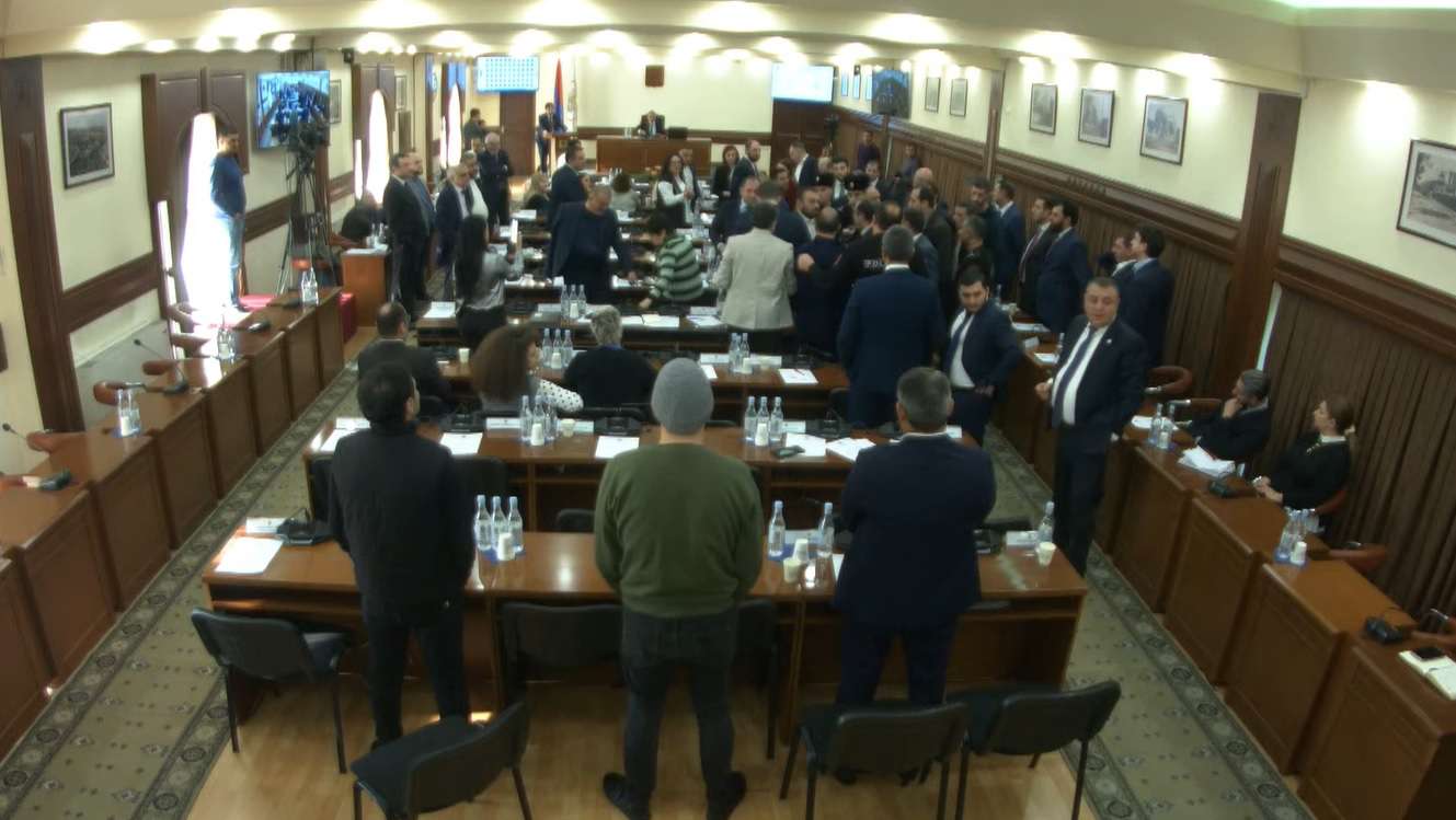 «Քուչի մակարդակի բազարները էս դահլիճից դուրս կտանեք». ավագանու նիստում կրքերը թեժացան (ՏԵՍԱՆՅՈՒԹ)