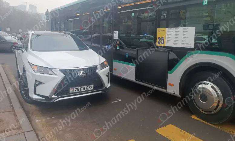 «Աբովյան» պուրակում բախվել են Lexus-ն ու թիվ 35 երթուղին սպասարկող MAN ավտոբուսը