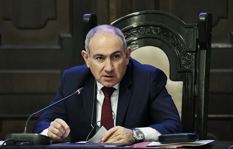 Подошел таксист и сказал, что у него «30 тысяч долларов» неоплаченных штрафов. Пашинян