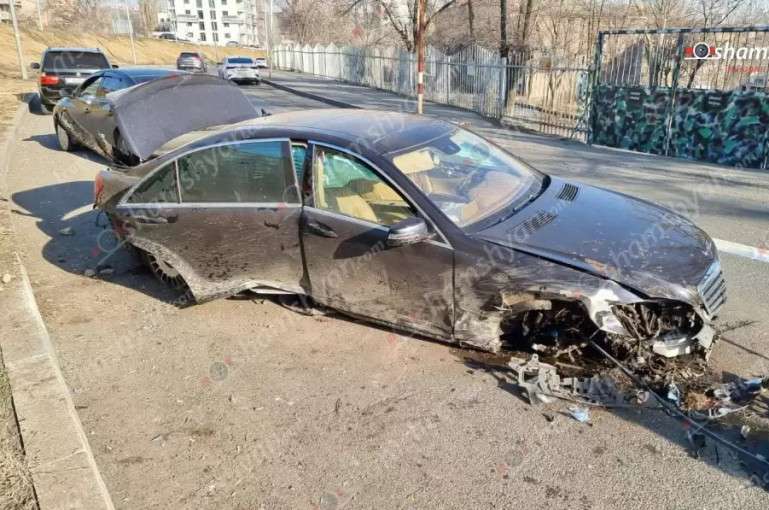 Դավիթաշենի զինկոմիսարիատի մոտ Mercedes-ը մոտ 2 մետր բարձրությունից, ընկել և հայտնվել է հանդիպակաց գոտում