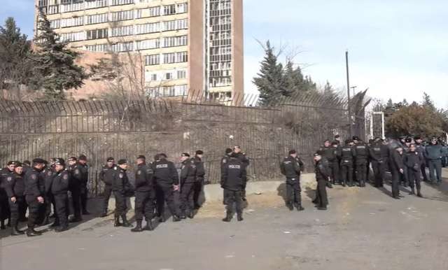 Լարված իրավիճակ ՊՆ նախկին շենքի մոտ