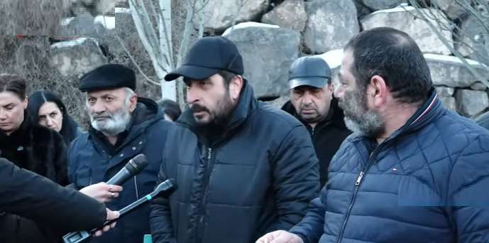 Родители солдат, погибших в результате пожара в казарме, проводят акцию протеста