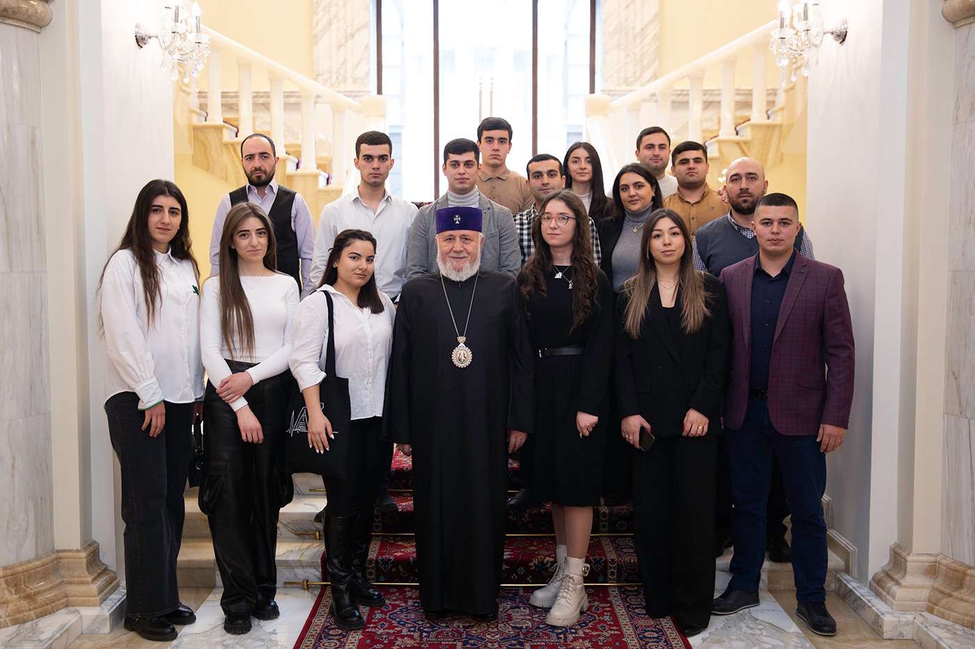 Կաթողիկոսն ընդունել է արցախցի մի խումբ երիտասարդների