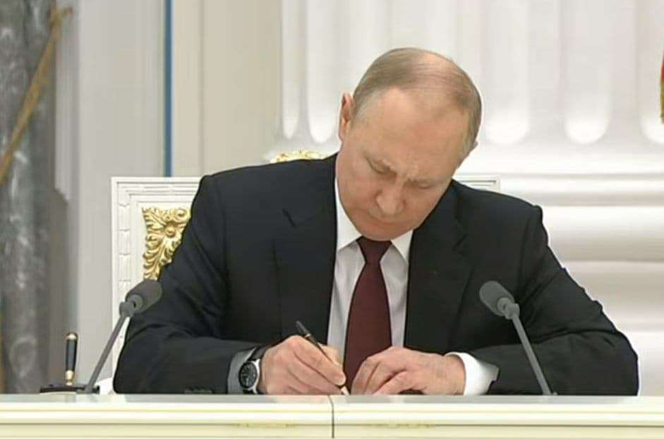 Путин подписал указы о признании ЛНР и ДНР