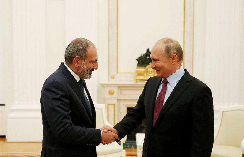 Путин пригласил Пашиняна в Россию