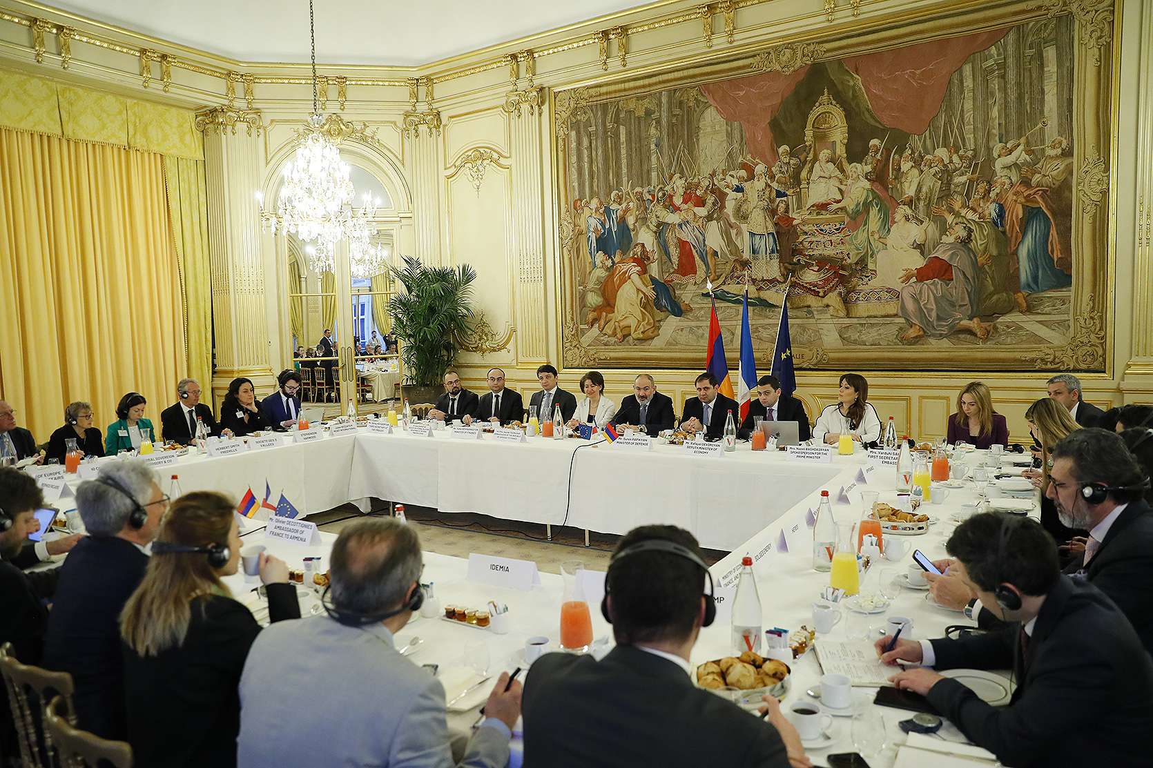 The Prime Minister met with the leaders of a group of prominent French companies