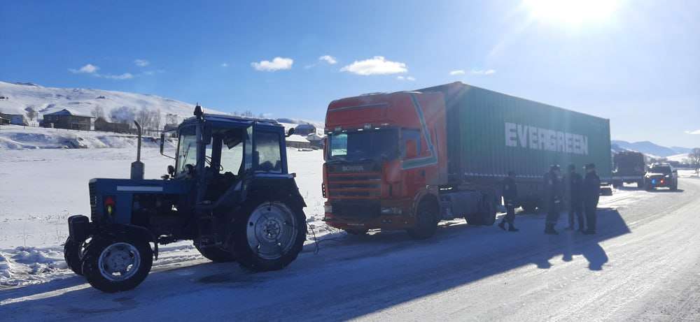 Մերկասառույցի պատճառով բեռնատարը թեքվել և միակողմանի փակել է ավտոճանապարհը