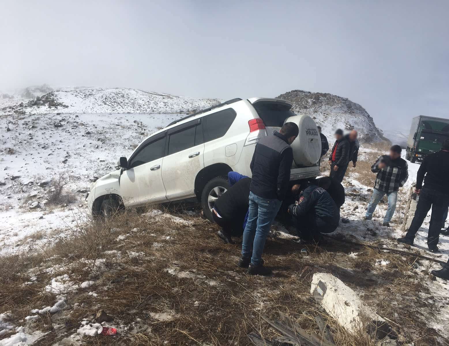 Շինուհայր-Սիսիան ճանապարհին «Prado»-ն կախվել է ձորը