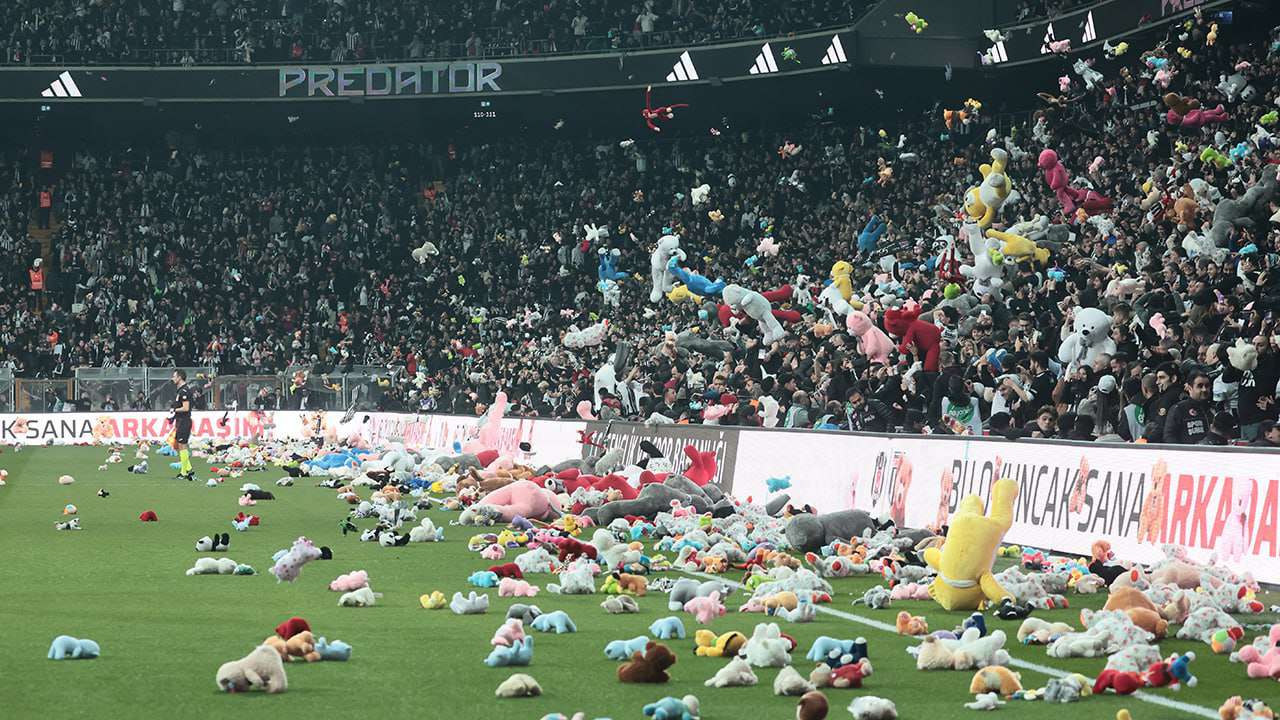 Երկրպագուները փափուկ խաղալիքներ են նետել խաղադաշտ (լուսանկարներ)