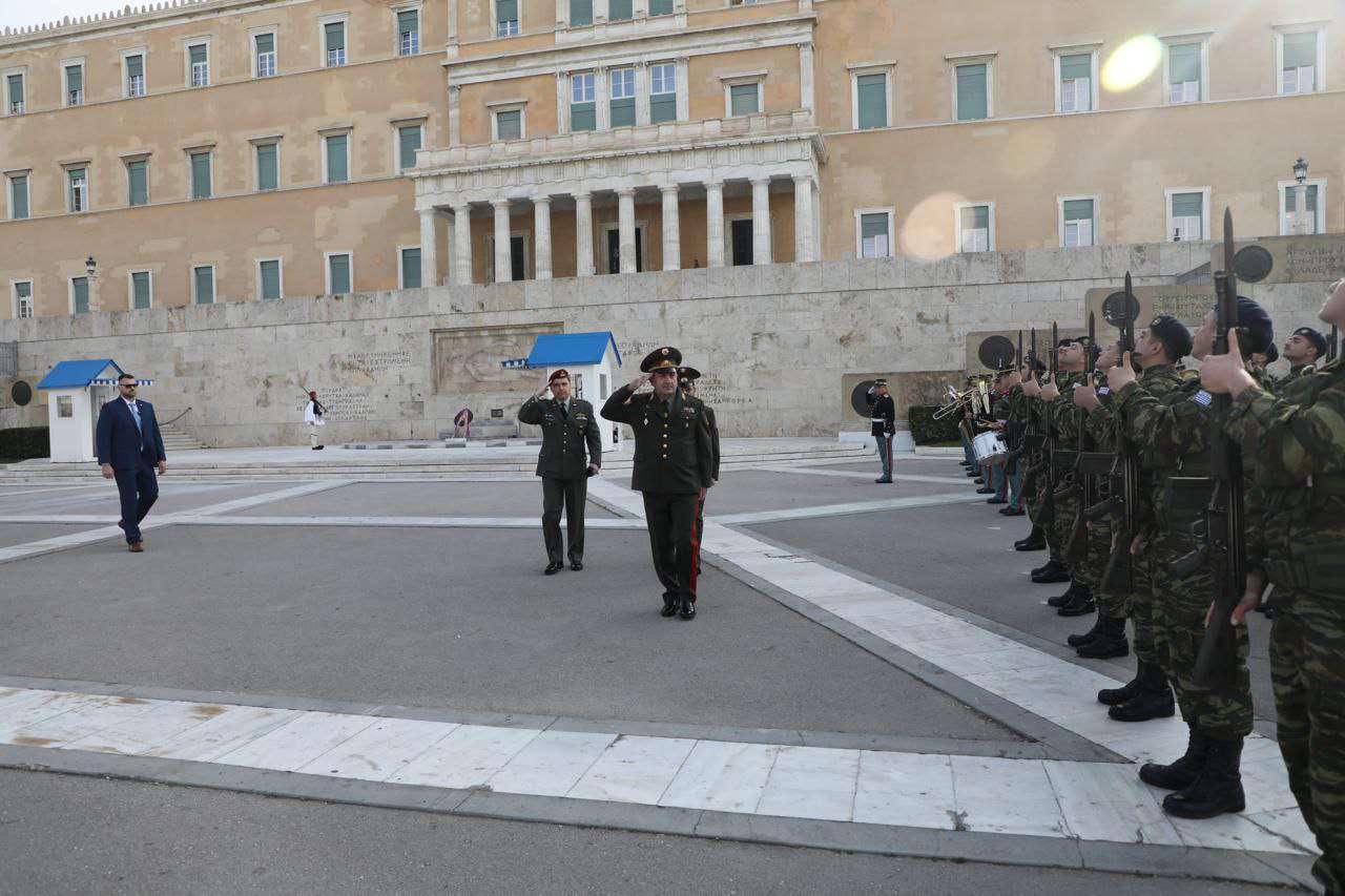 ԶՈւ ԳՇ պետն Աթենքում Անհայտ զինվորի հուշահամալիրին ծաղկեպսակ է խոնարհել