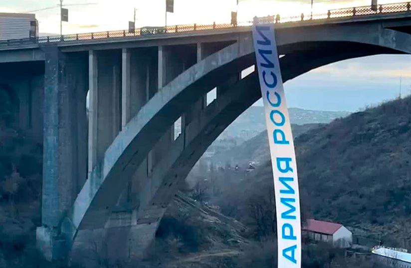 Полиция не позволила повесить плакат "Армия России" на мосту Победы - «Факт»