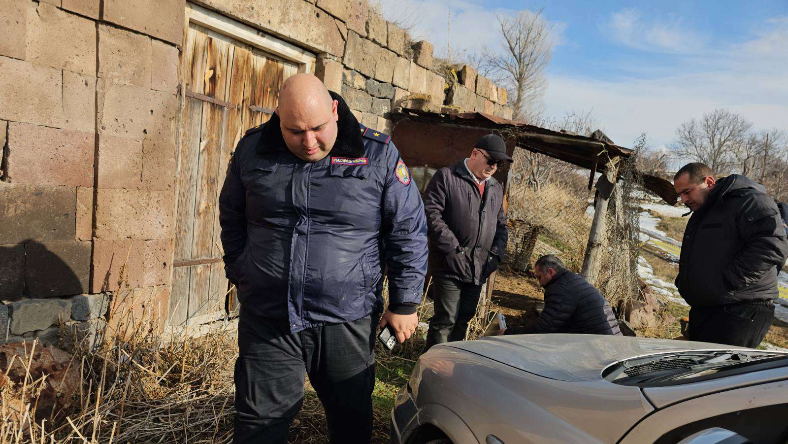 Ներկայանալով ԱԱԾ աշխատակից, հորն ու որդուն նստեցրել են մեքենան, հափշտակել ոսկեղենը, բռնություն գործադրել