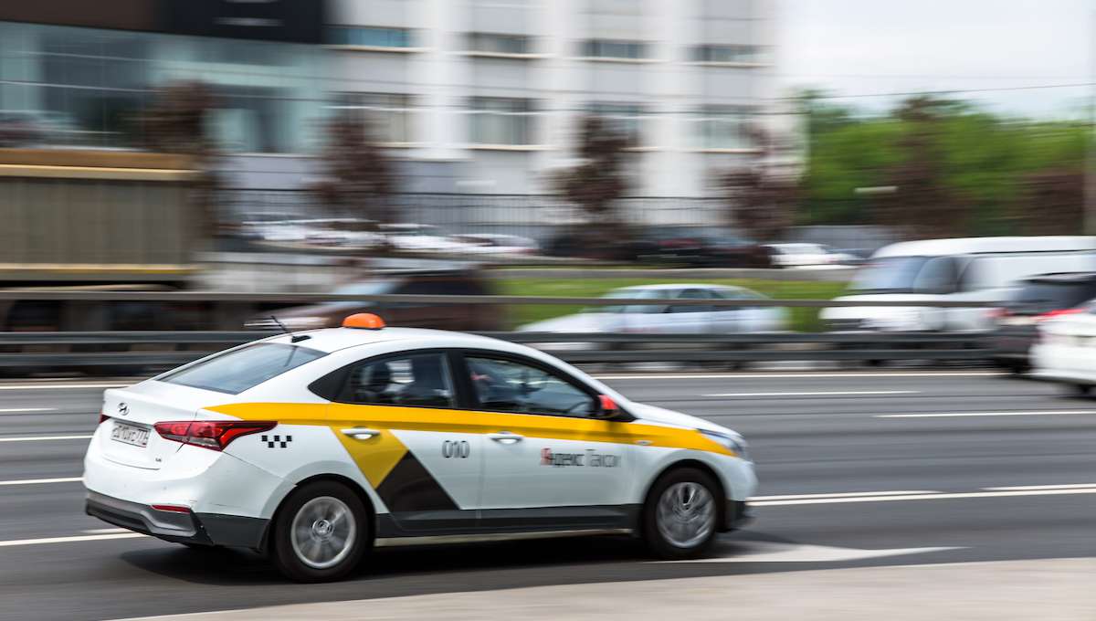 ЧП в Ереване. 20-летняя девушка выпрыгнула из такси, пытаясь покончить с собой