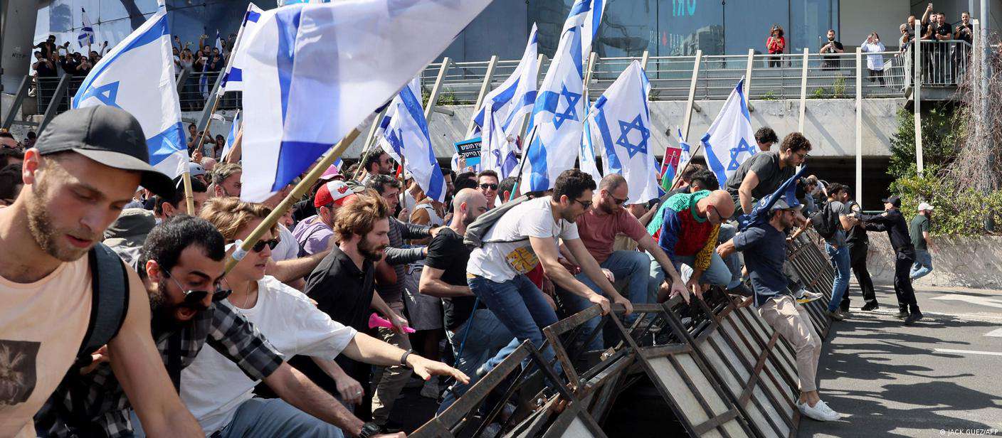 Against the background of the protests, Netanyahu stopped the process of judicial reforms