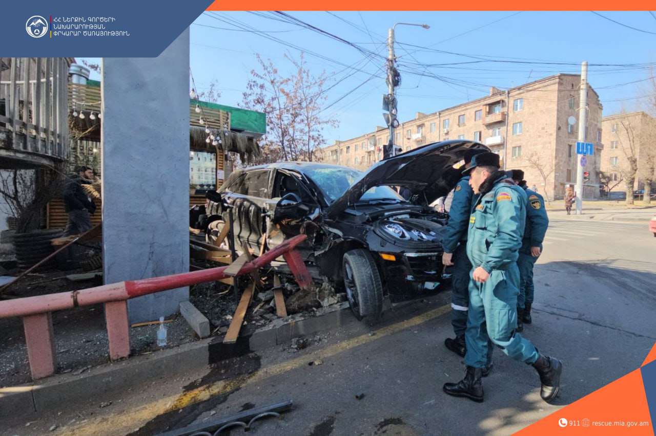 Բախվել են «Porshe»-ը և «Zhong Tong» մակնիշի երթուղային ավտոբուսը. կա տուժած