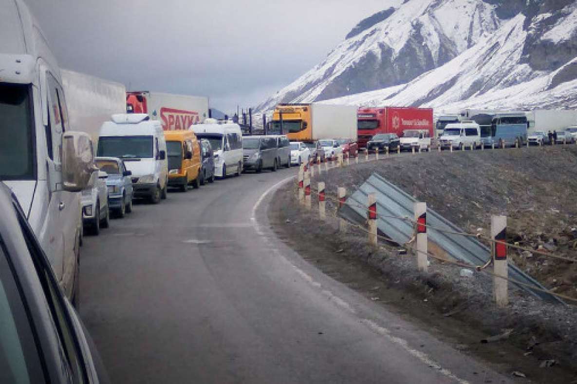 Լարսը փակ է բեռնատարների համար