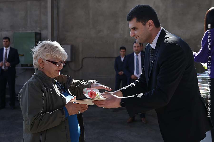 Քաղաքապետը շնորհակալագրեր է հանձնել «Երևանի աղբահանություն և սանիտարական մաքրում» հիմնարկի կին աշխատակիցներին