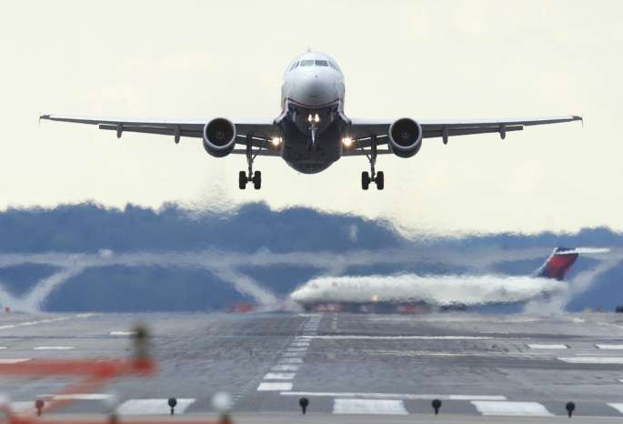 Самолет, летевший из Еревана в Москву, совершил аварийную посадку из-за подавившегося яблоком младенца