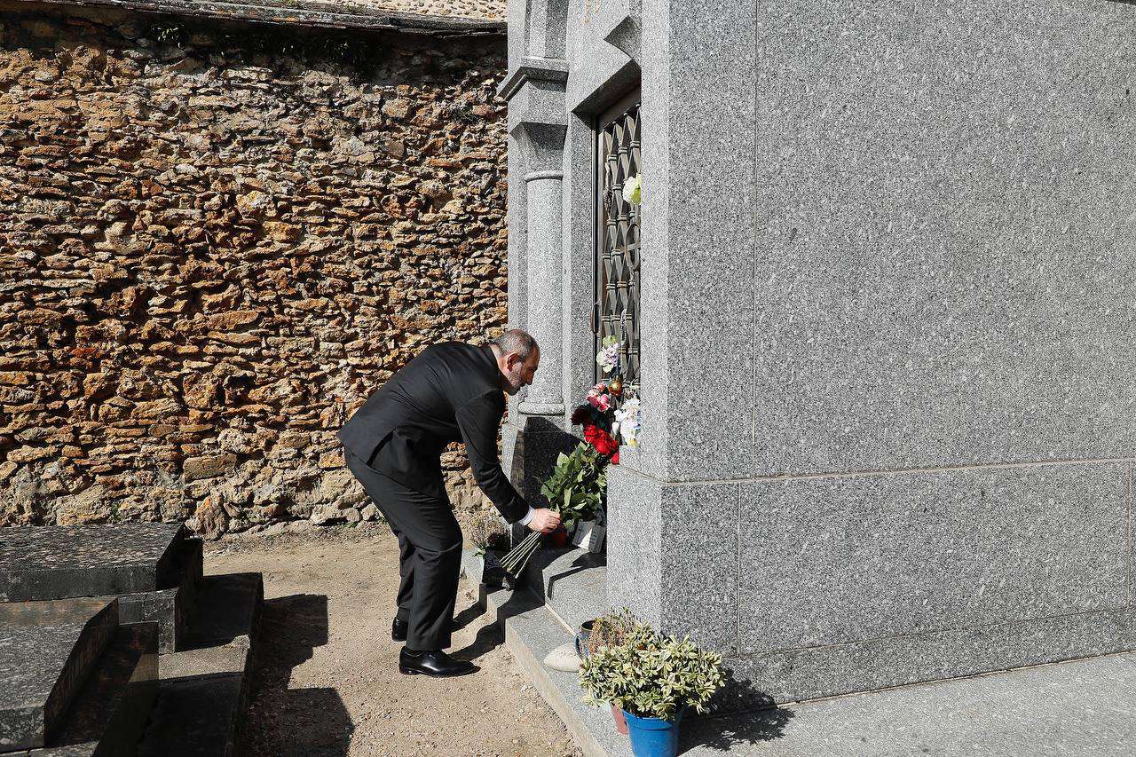 Пашинян почтил память Шарля Азнавура в Париже