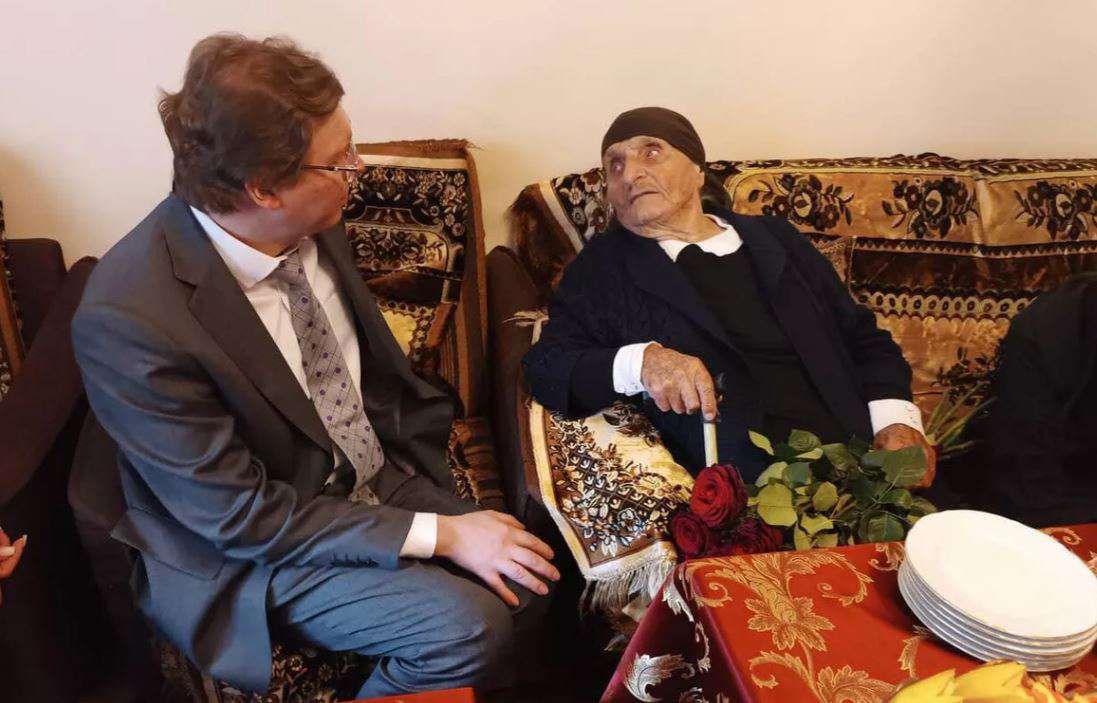 Ռուս դիվանագետներն այցելել են Երկրորդ համաշխարհային պատերազմի վետերան Արշալույս Թադևոսյանին