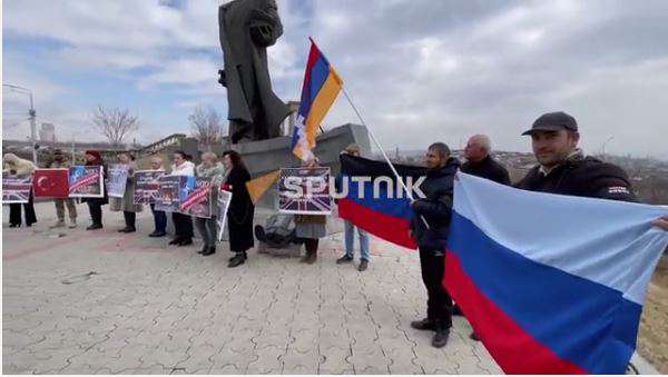 Акция протеста в поддержку России перед посольством США в Ереване (ВИДЕО)