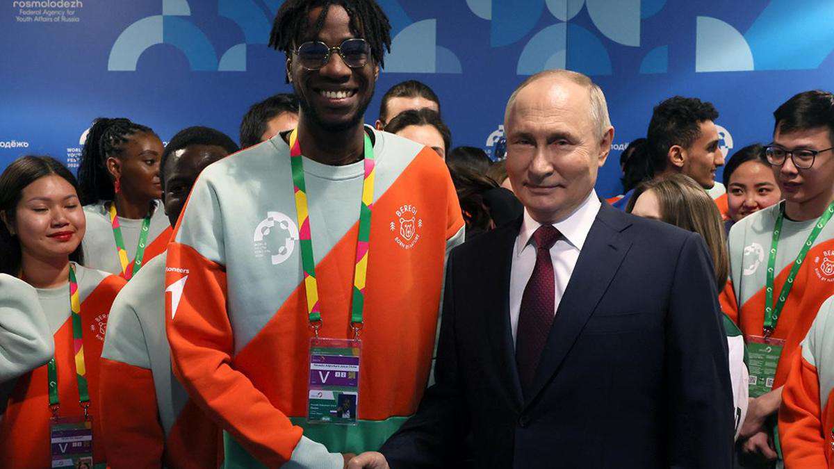 Путин в шутку признался, что хотел бы иметь себе прическу с дредами