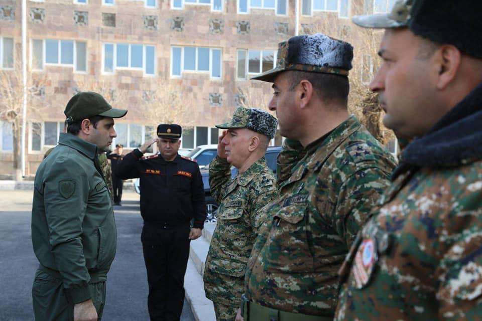 Սուրեն Պապիկյանը շարունակել է առանձնազրույցները ՊՆ N զորամասի սպայակազմի հետ