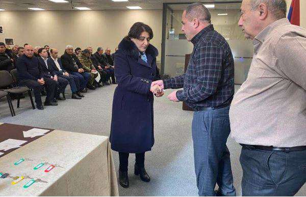 Семьи 20 офицеров запаса получили квартиры в Арцахе