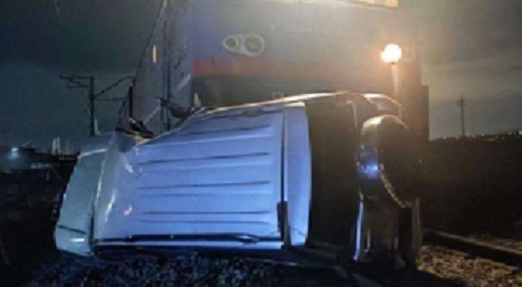 Վթար՝ Արտաշատ-Ոստան ավտոճանապարհին․ «Toyota Prado»-ն բախվել է բեռնատար գնացքին