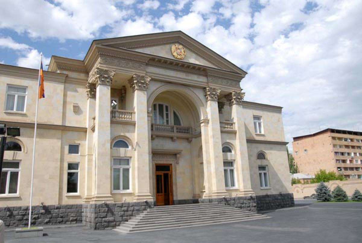 Мать Артура Ванецяна освобождена от должности помощника Президента РА