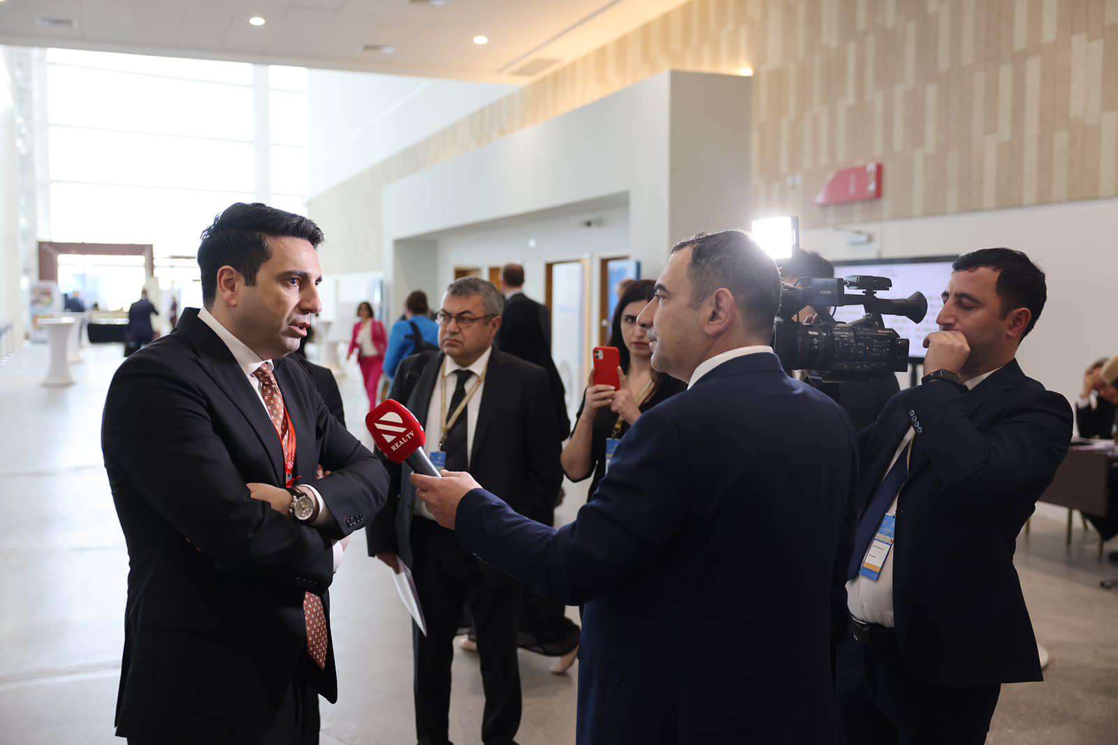 Ազատություն եմ մաղթում հարևան երկրի ժողովրդին և մամուլին. Ալեն Սիմոնյան