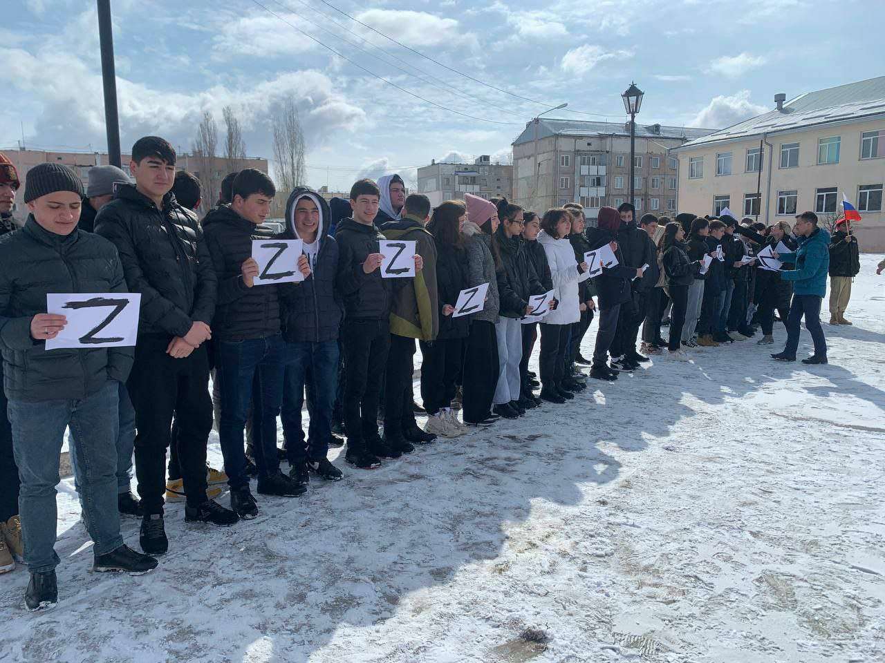 Школьники российской базы в Гюмри поддержали военную операцию (ФОТОРЯД)